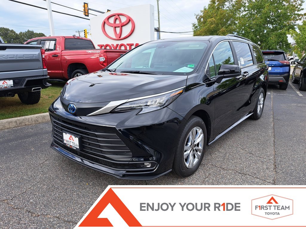 New 2025 Toyota Sienna XLE image 1