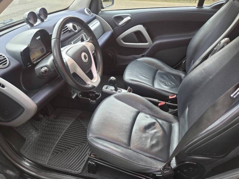 Used 2012 smart fortwo passion RWD image 2