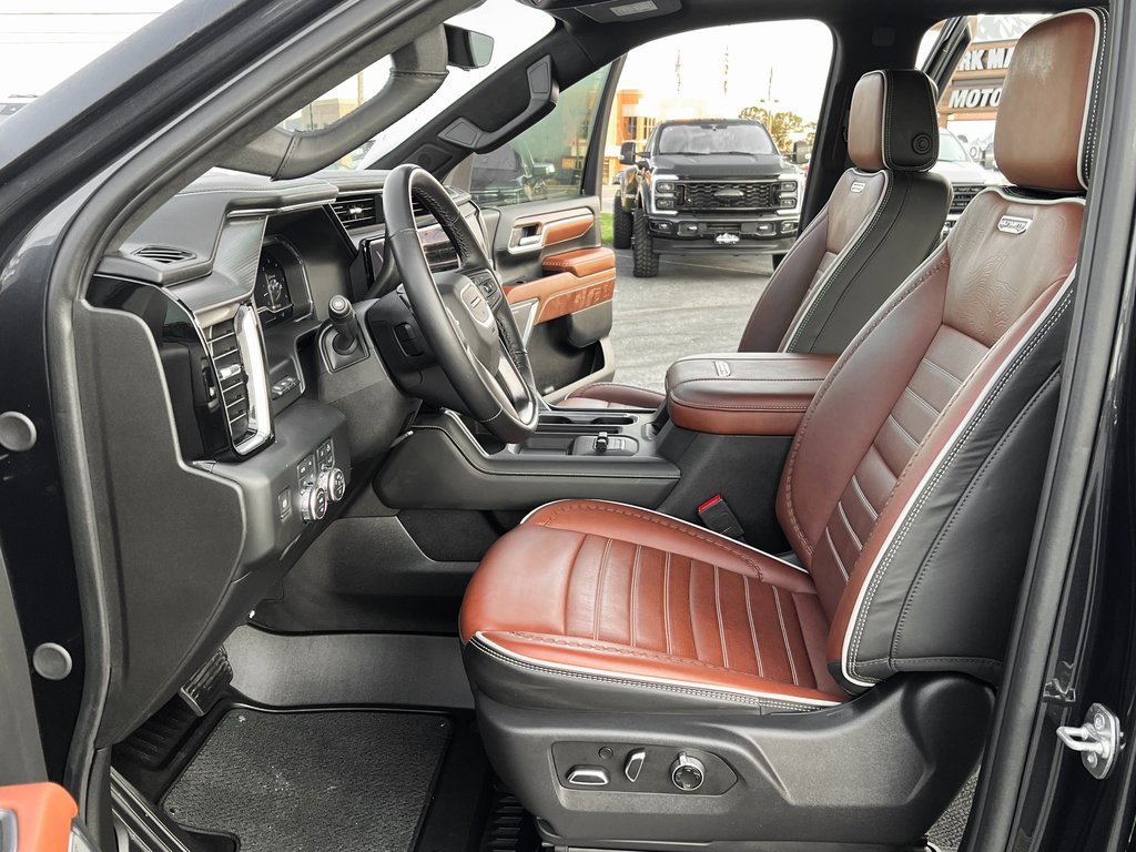 Used 2025 GMC Sierra 2500 Denali Ultimate image 3