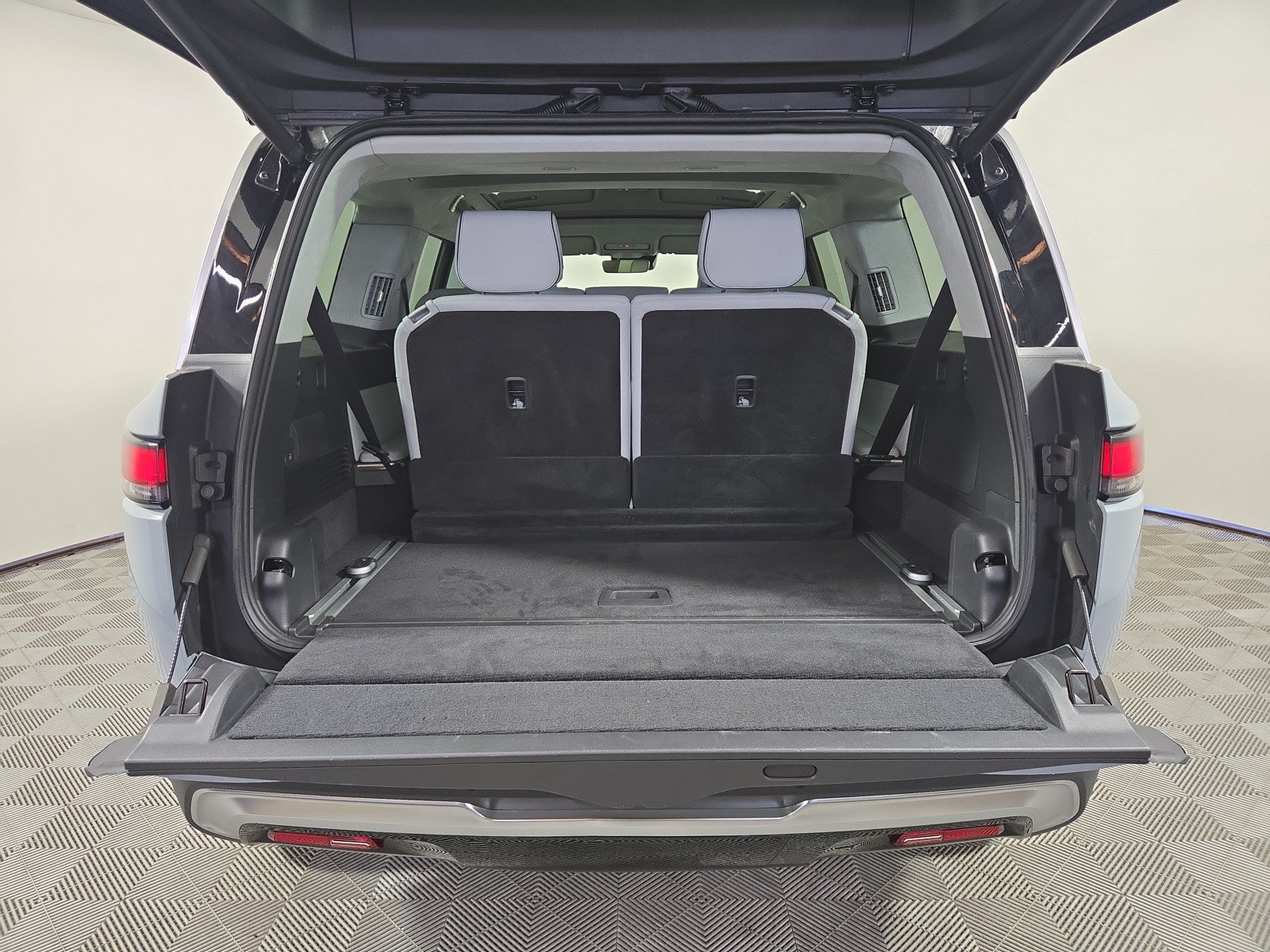 Used 2024 Rivian R1S Adventure AWD/4WD image 15