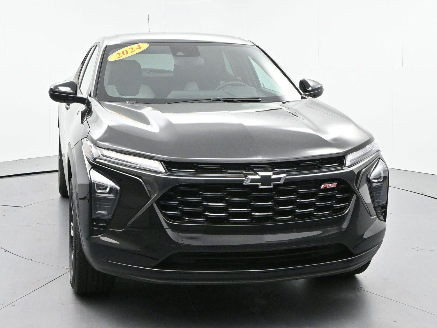 Used 2024 Chevrolet Trax RS w/ Driver Confidence Package FWD image 2
