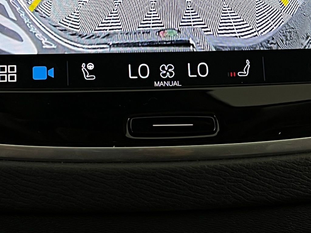 Used 2025 Volvo XC90 B6 Plus image 18