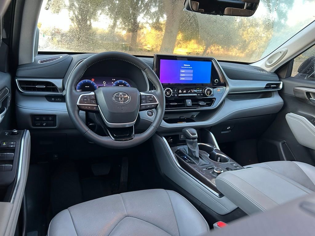 Certified 2025 Toyota Highlander Limited image 12