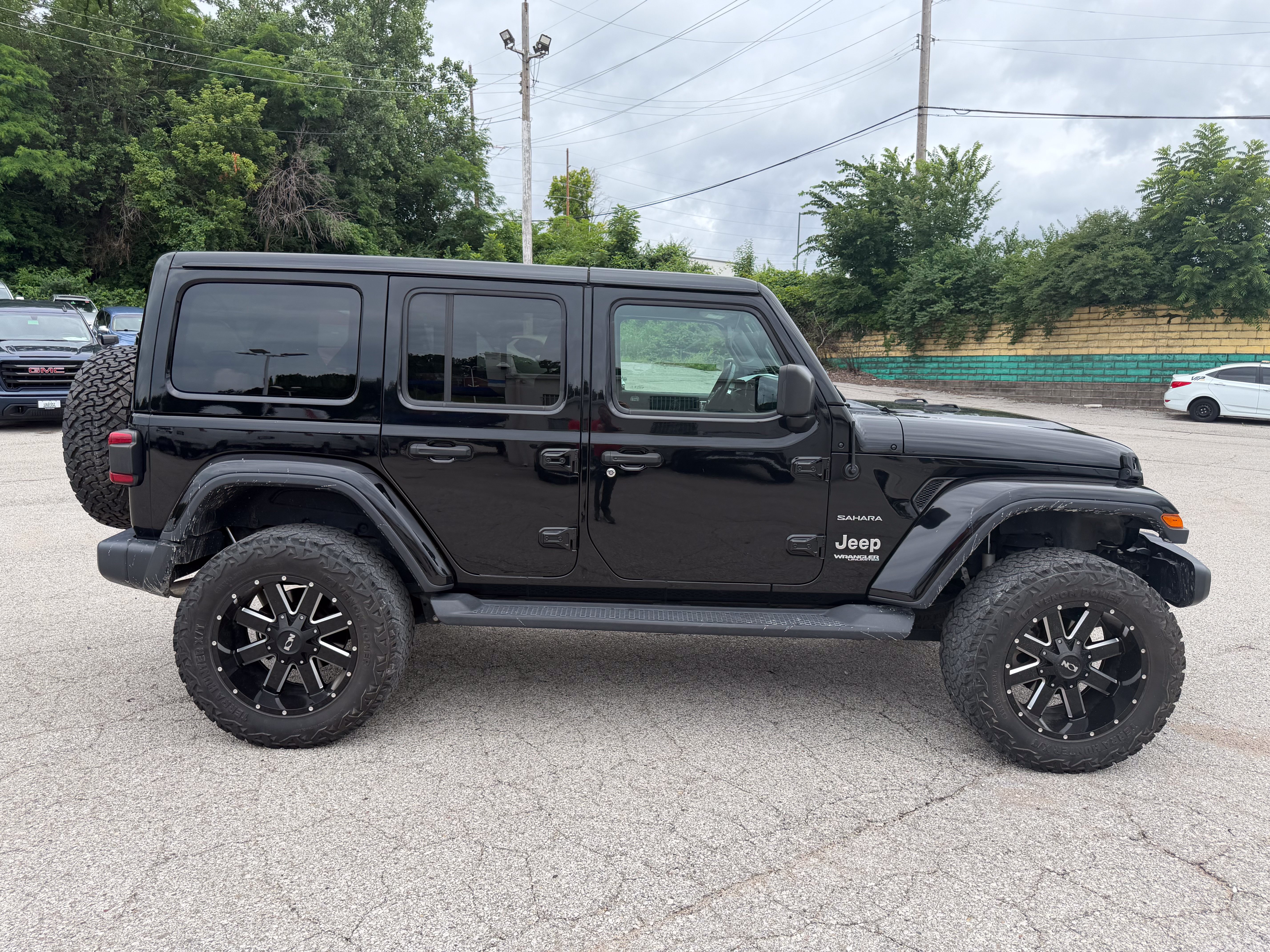 Used 2020 Jeep Wrangler Unlimited Sahara w/ Dual Top Group AWD/4WD image 8
