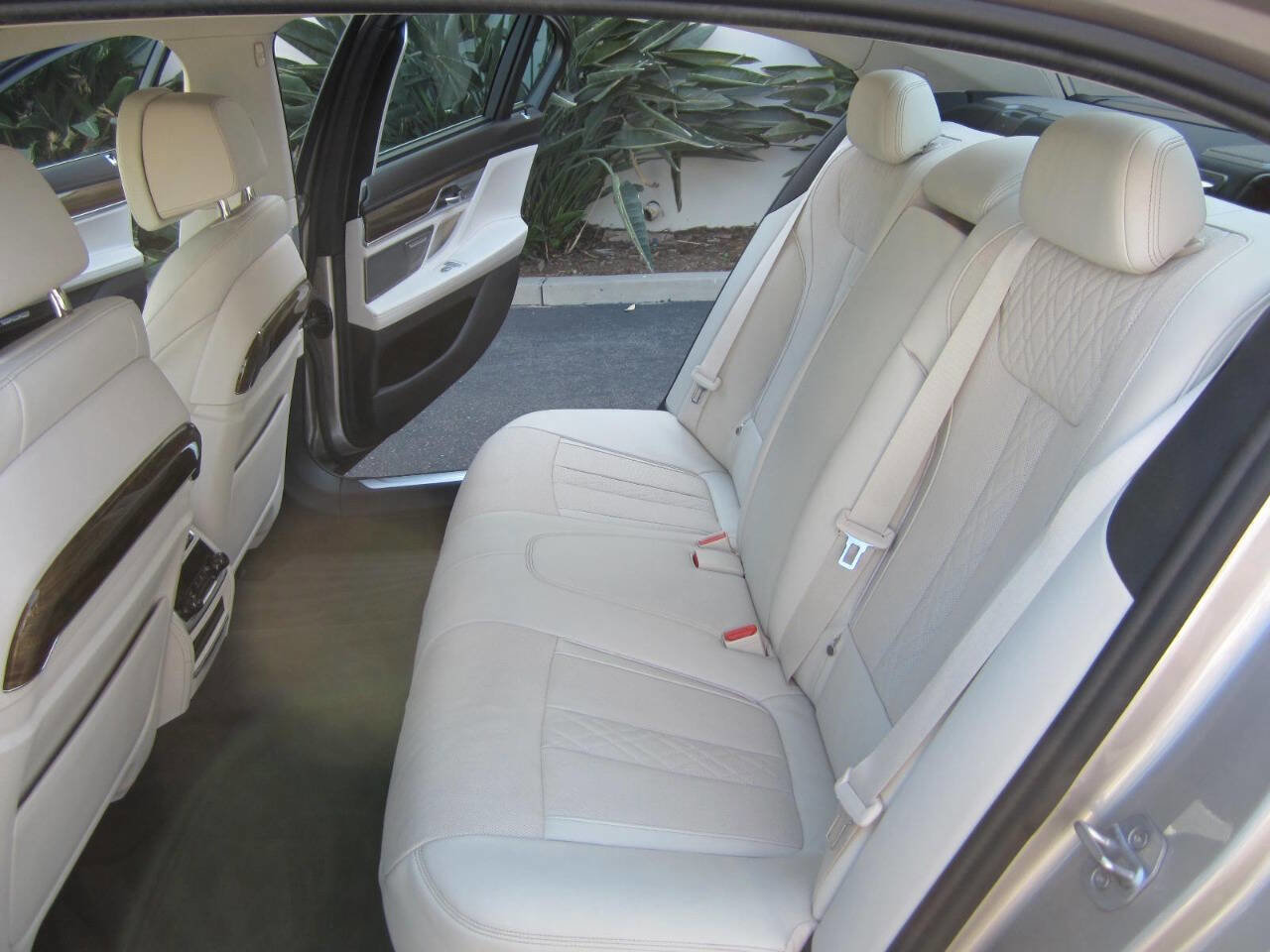 Used 2016 BMW 750i image 16