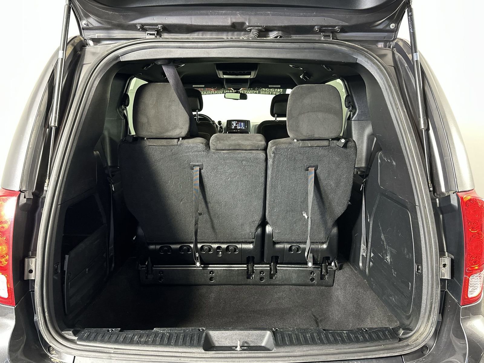 Used 2017 Dodge Grand Caravan SE image 25