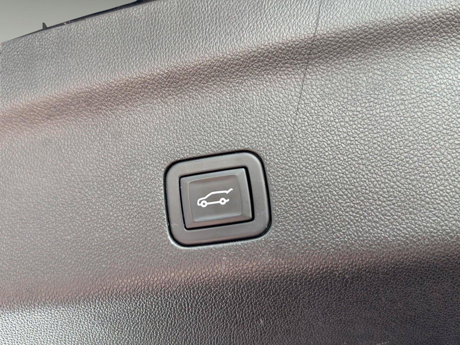 Used 2023 Cadillac Escalade ESV Premium Luxury AWD/4WD image 33
