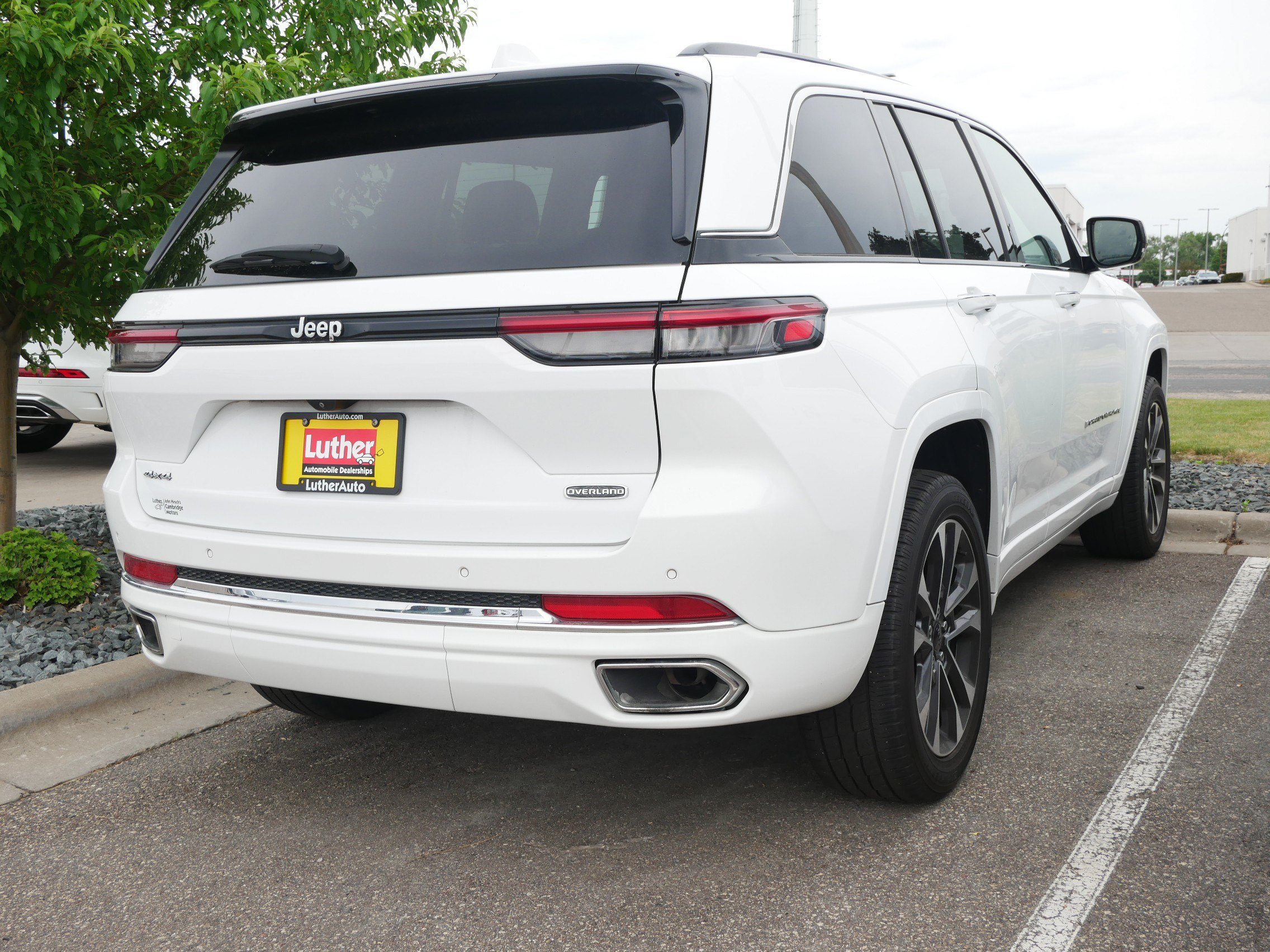 Used 2022 Jeep Grand Cherokee Overland AWD/4WD image 4