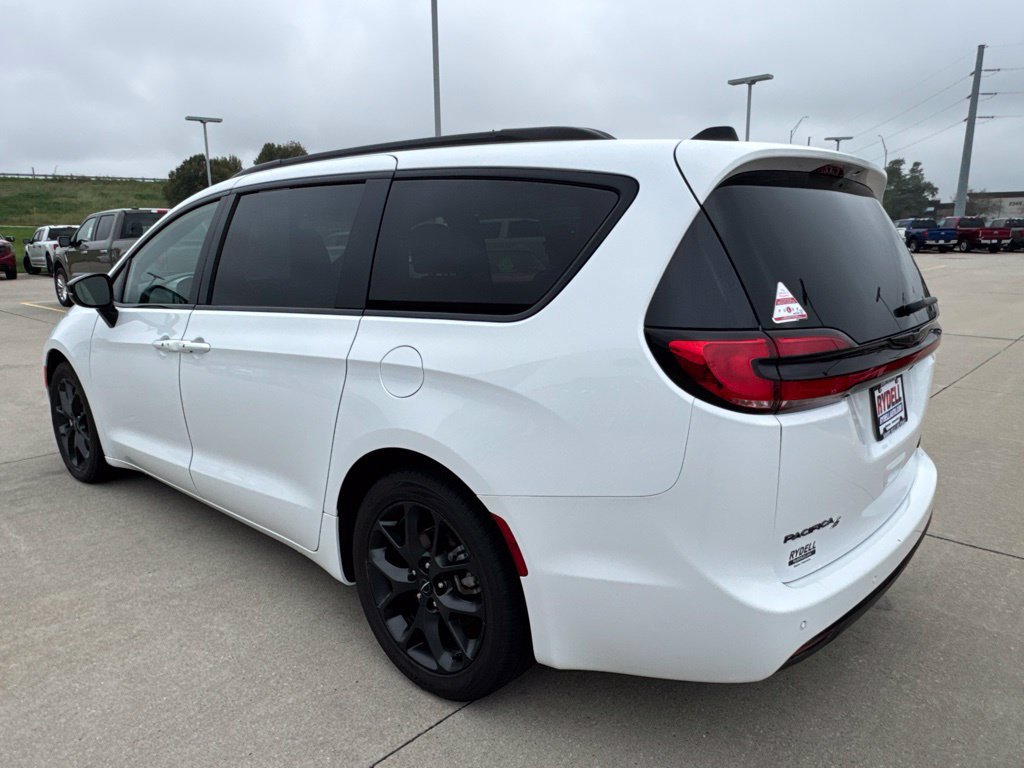 Used 2025 Chrysler Pacifica Limited FWD image 29