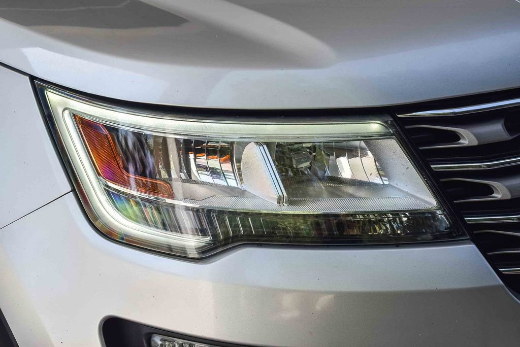 Used 2017 Ford Explorer XLT image 8