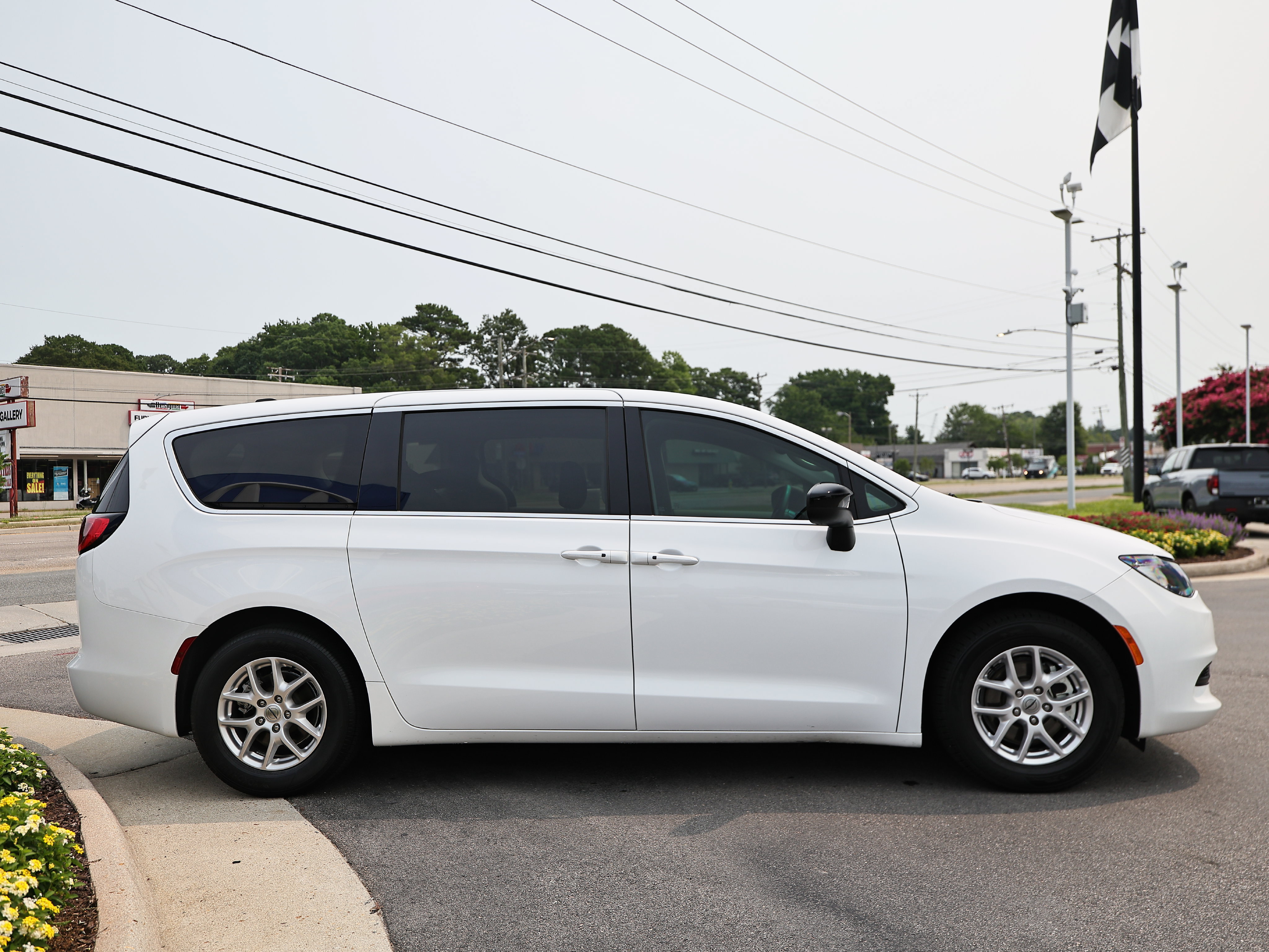 Used 2024 Chrysler Voyager LX FWD image 11