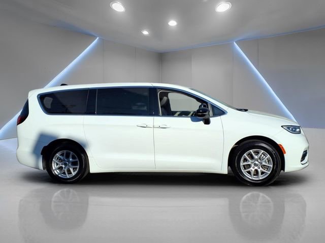 Used 2024 Chrysler Pacifica Touring-L image 2