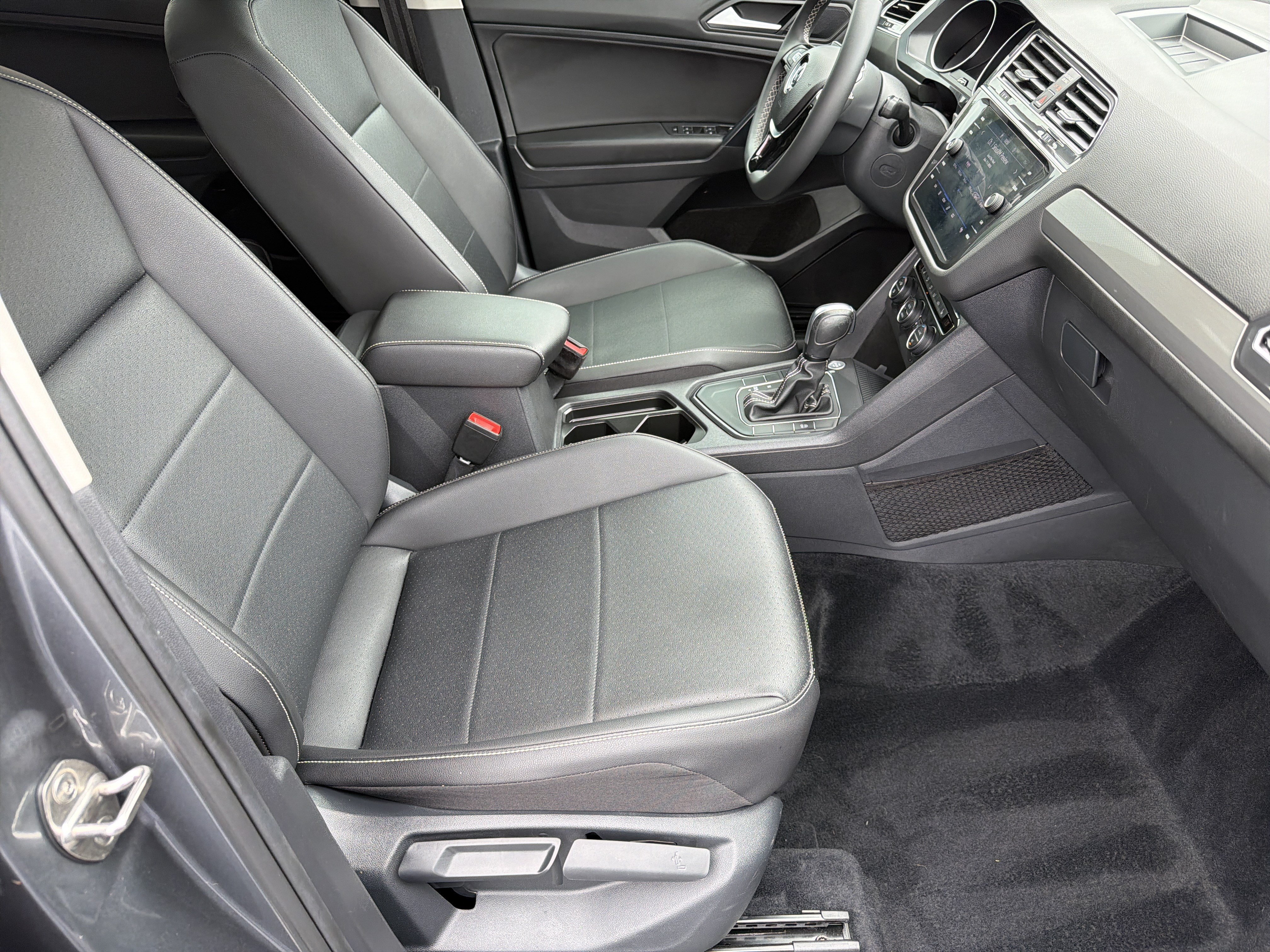Used 2021 Volkswagen Tiguan SE FWD image 11