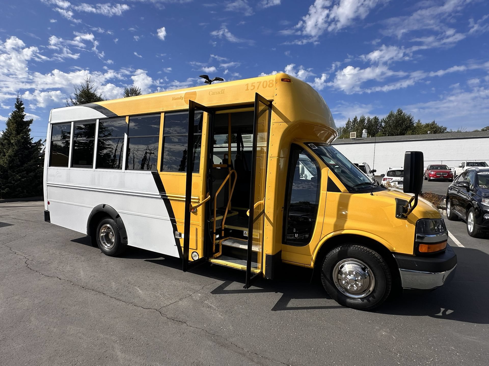 Used 2015 Chevrolet Express 4500 RWD image 3