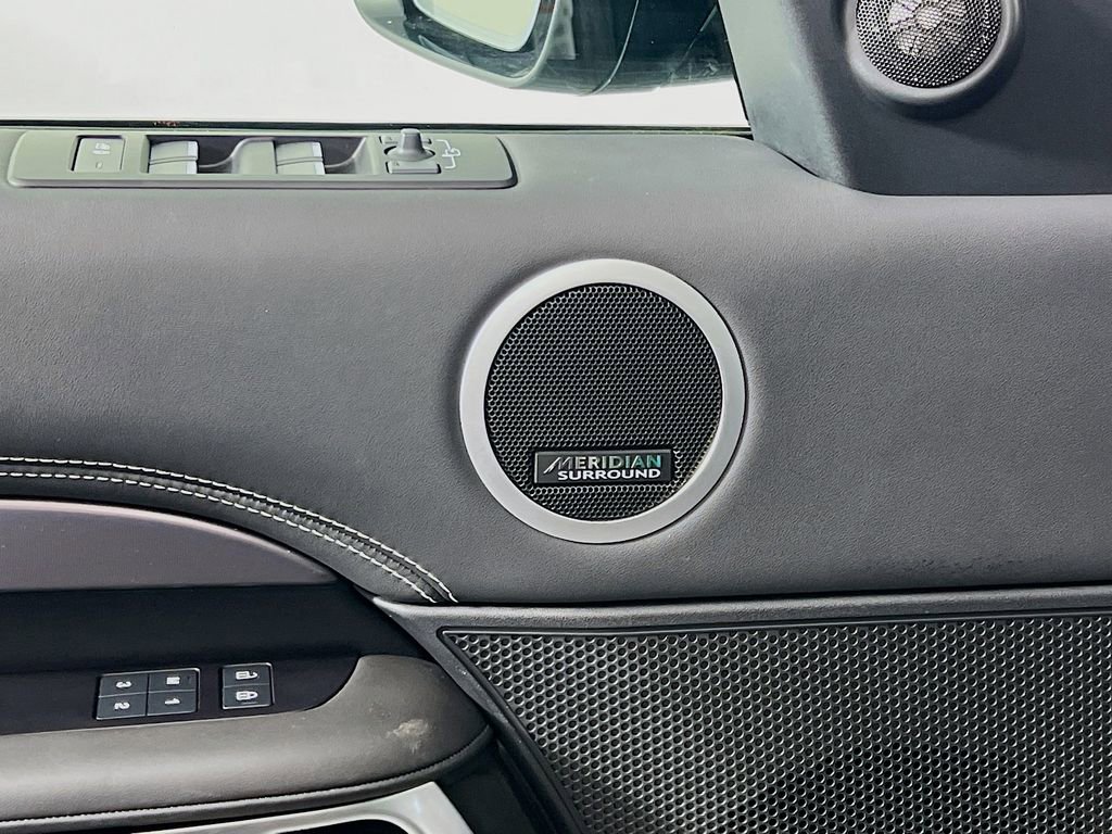 Used 2025 Land Rover Discovery Metropolitan Edition image 19