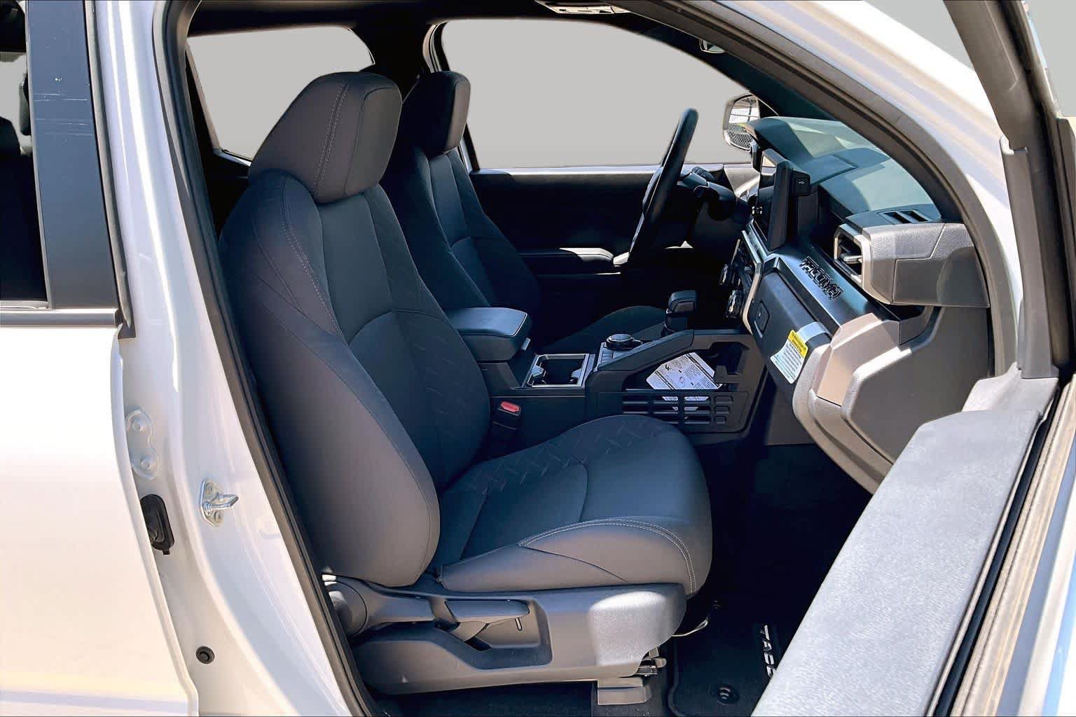 Used 2025 Toyota Tacoma SR5 AWD/4WD image 9