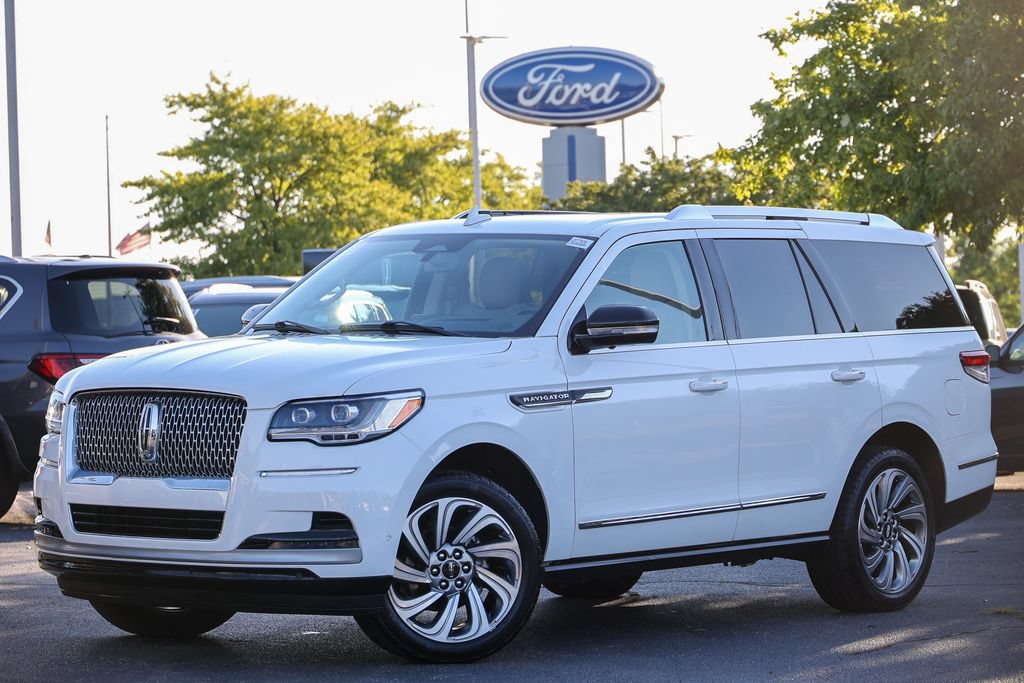 Used 2022 Lincoln Navigator Reserve AWD/4WD image 2