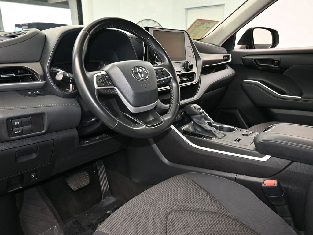 Used 2023 Toyota Highlander LE image 13