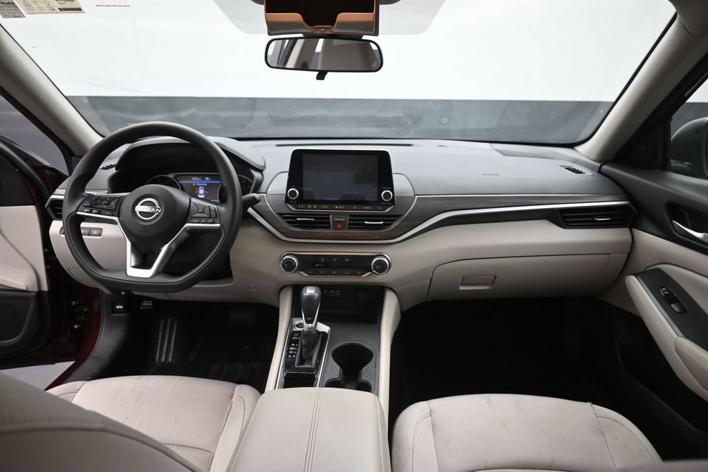 Used 2025 Nissan Altima 2.5 SV FWD image 14