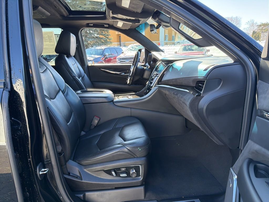 Used 2019 Cadillac Escalade Platinum w/ Escalade Sport Edition AWD/4WD image 26