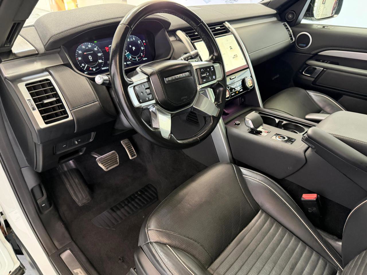 Used 2022 Land Rover Discovery HSE R-Dynamic AWD/4WD image 16