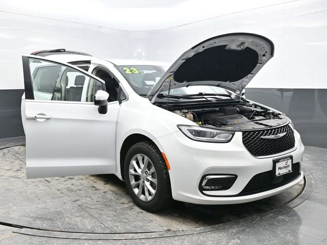 Used 2023 Chrysler Pacifica Touring-L image 32