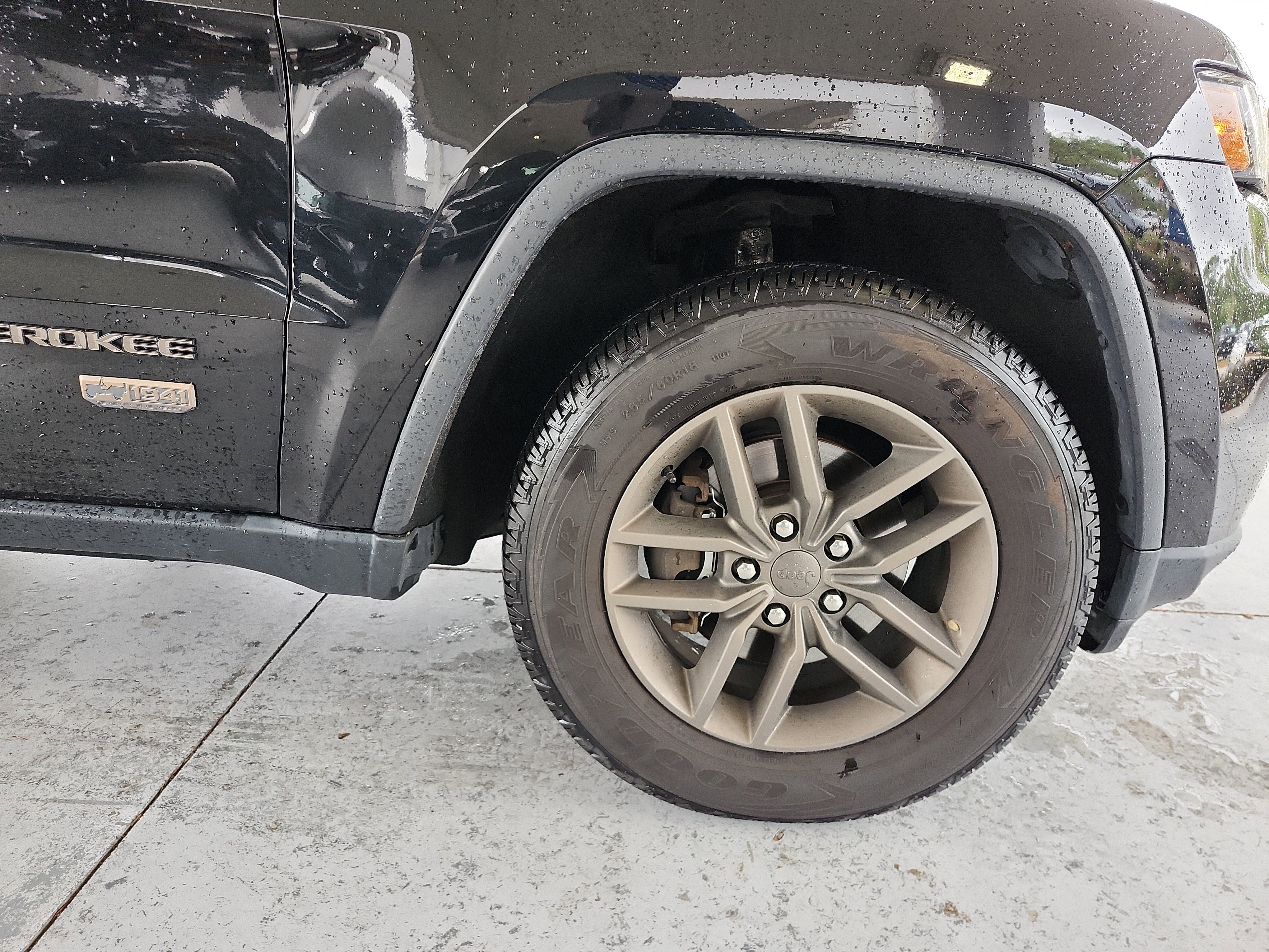 Used 2017 Jeep Grand Cherokee Laredo image 25