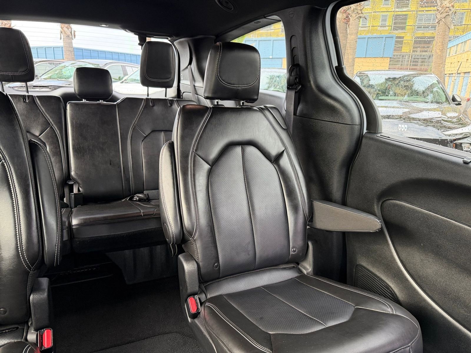 Used 2025 Chrysler Pacifica Select image 40