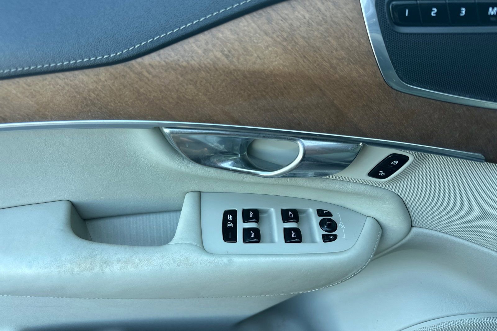 Used 2017 Volvo XC90 T8 Inscription w/ Vision Package image 8