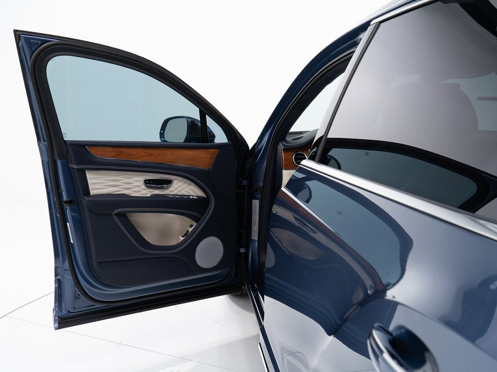 Used 2025 Bentley Bentayga image 10