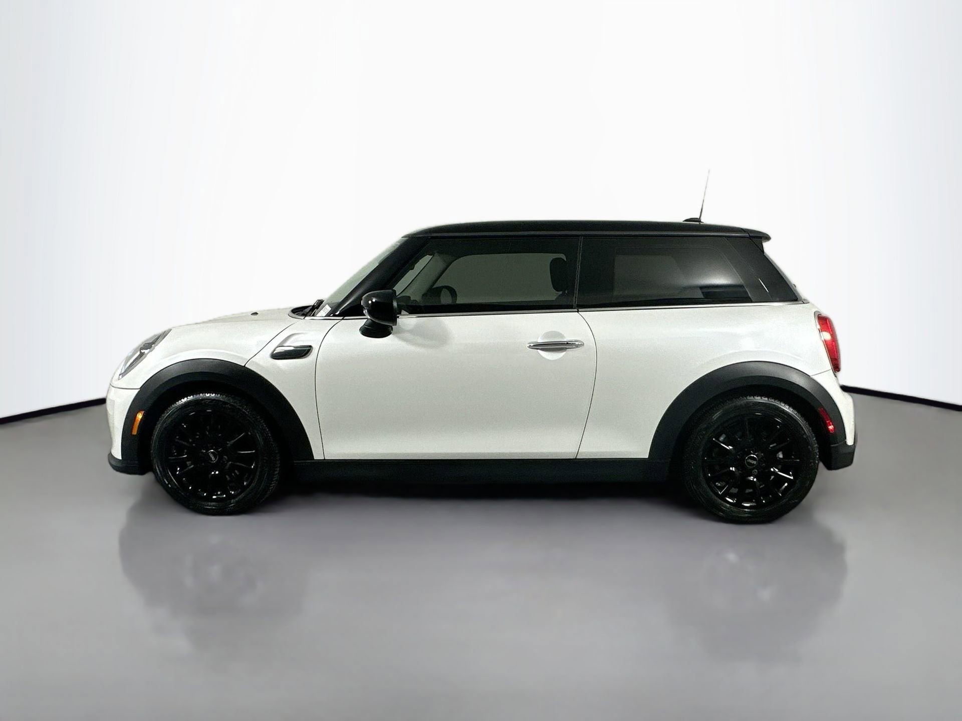Used 2023 MINI Cooper 2-Door Hardtop image 10