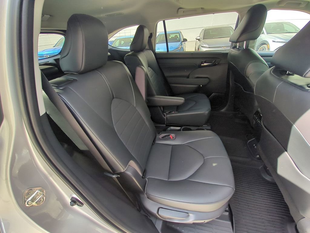 Used 2020 Toyota Highlander XLE image 34