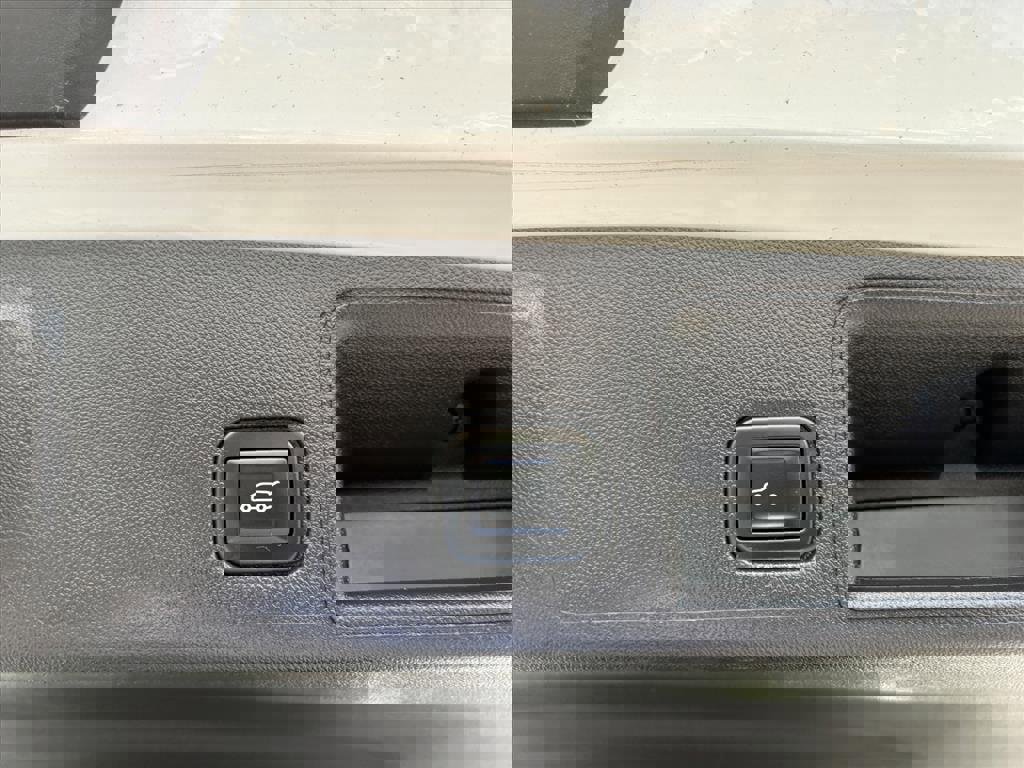 Used 2023 GMC Terrain SLT image 22