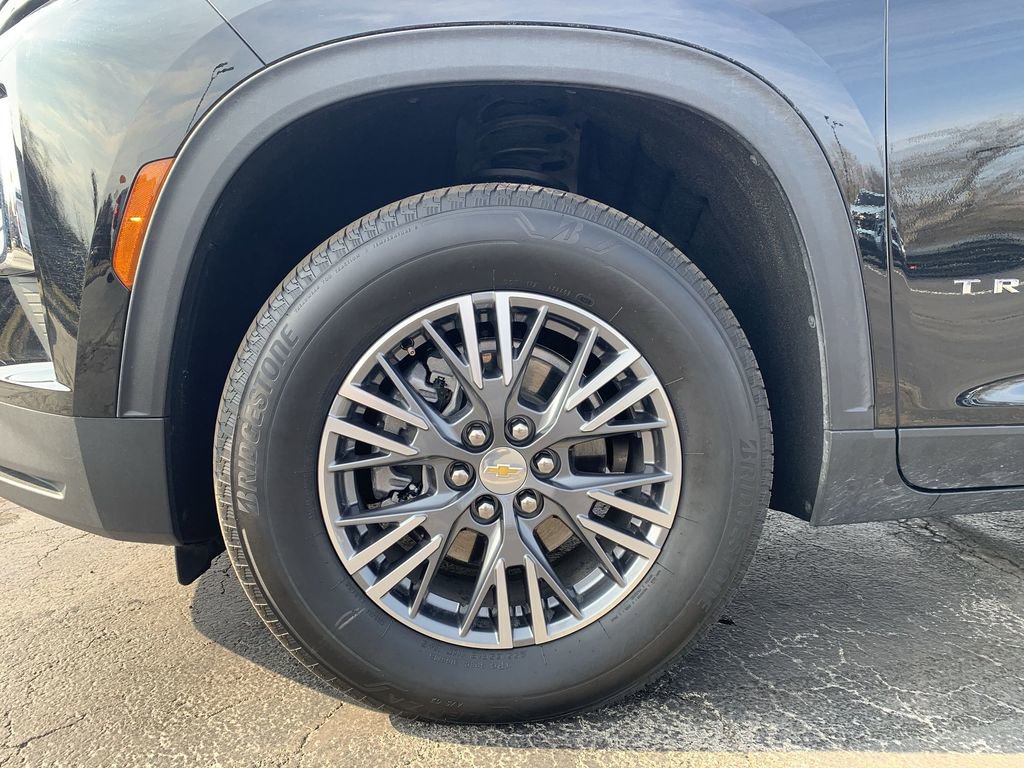 Used 2025 Chevrolet Traverse LT image 18