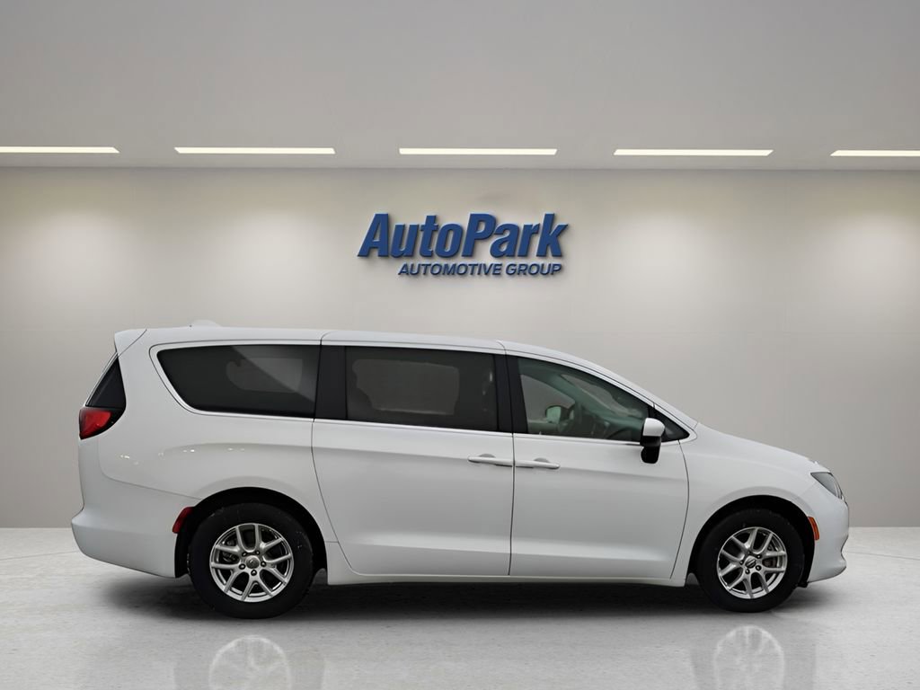 Used 2020 Chrysler Voyager LX FWD image 8