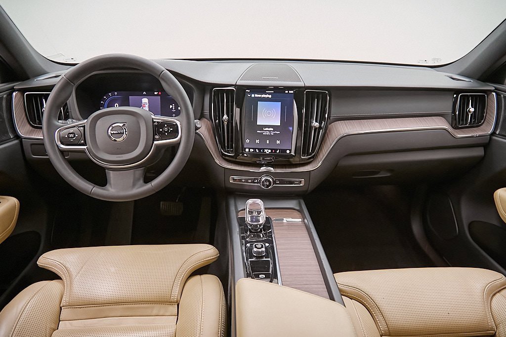 Certified 2023 Volvo XC60 B5 Ultimate w/ Protection Package Premier image 23