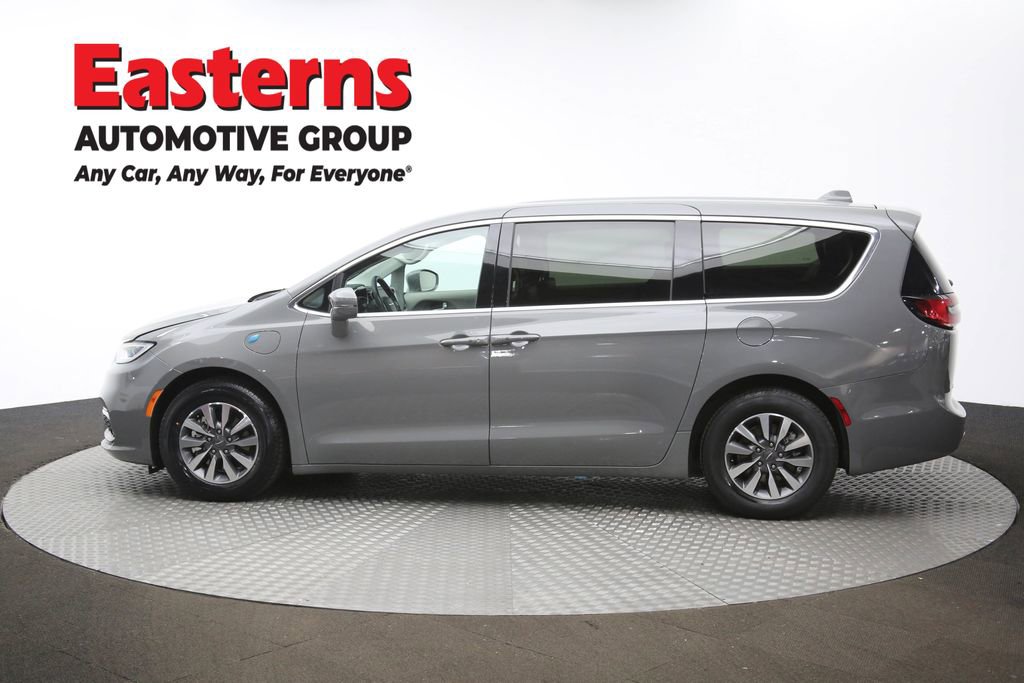 Used 2022 Chrysler Pacifica Touring-L image 61