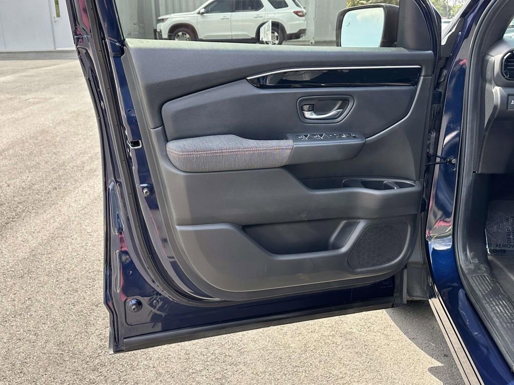 Certified 2025 Honda Pilot Sport image 6