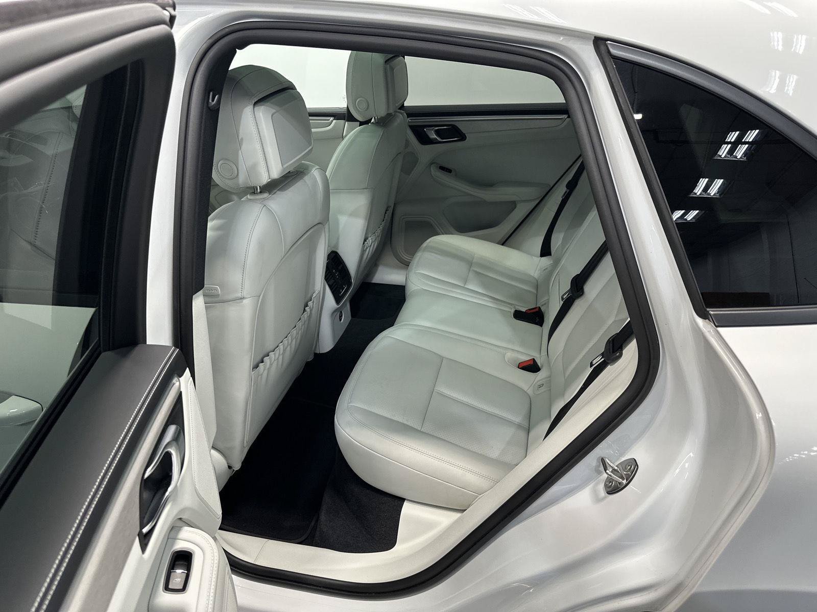 Certified 2023 Porsche Macan AWD/4WD image 34