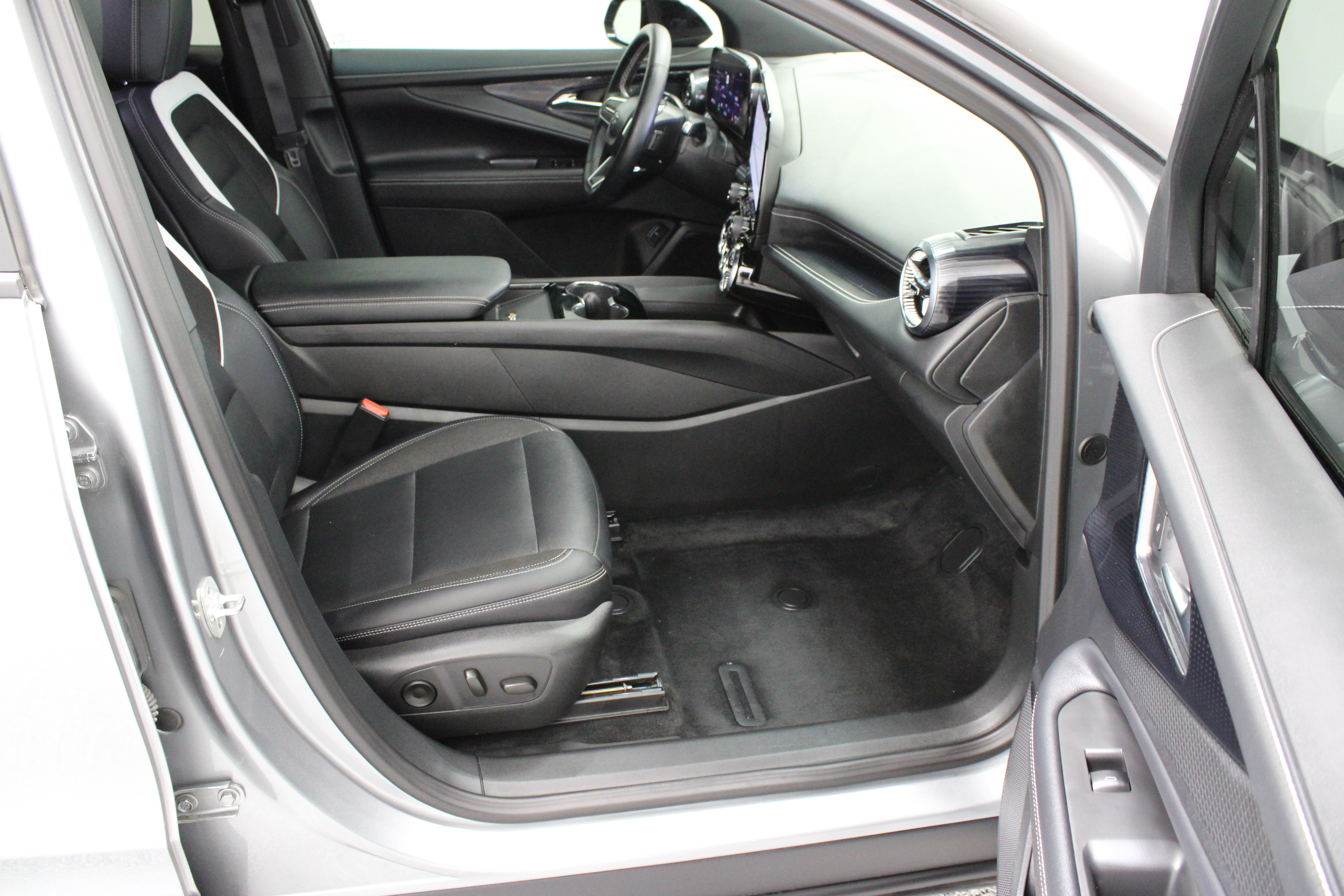 Used 2025 Chevrolet Blazer EV LT FWD image 37