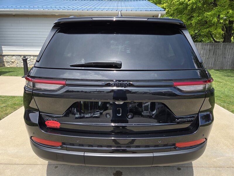 Used 2023 Jeep Grand Cherokee Limited w/ Black Appearance Package AWD/4WD image 4