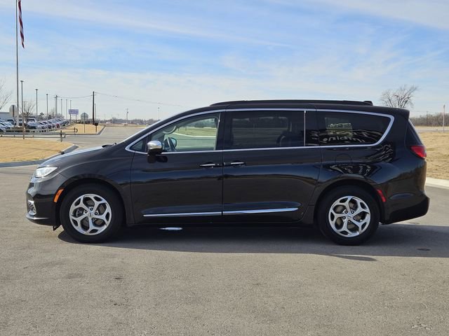 Used 2023 Chrysler Pacifica Limited image 4