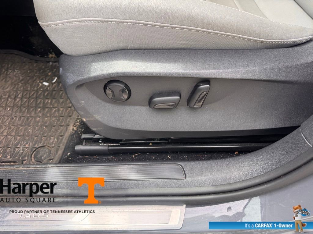 Used 2023 Volkswagen Taos SE w/ Panoramic Sunroof Package image 19