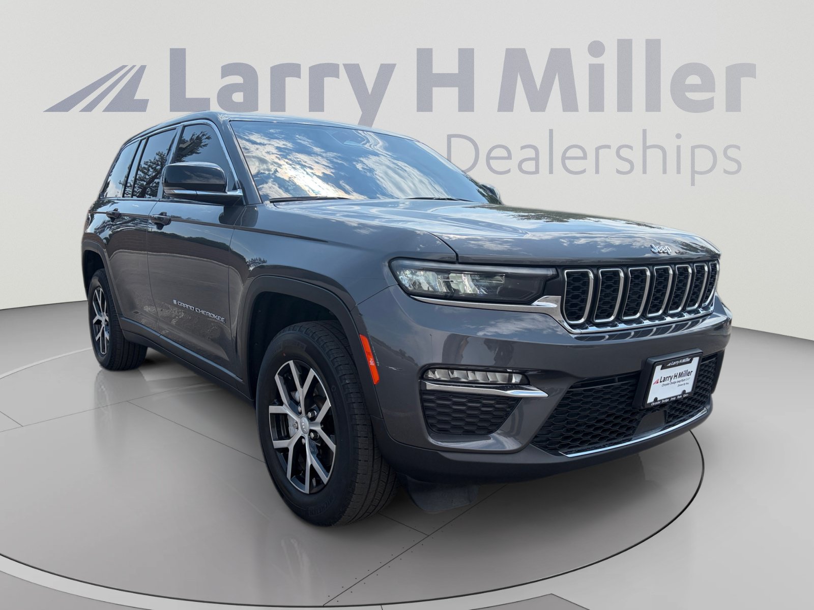 Used 2023 Jeep Grand Cherokee Limited AWD/4WD image 8