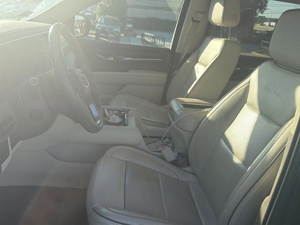Used 2021 GMC Yukon XL Denali w/ Denali Premium Package image 6