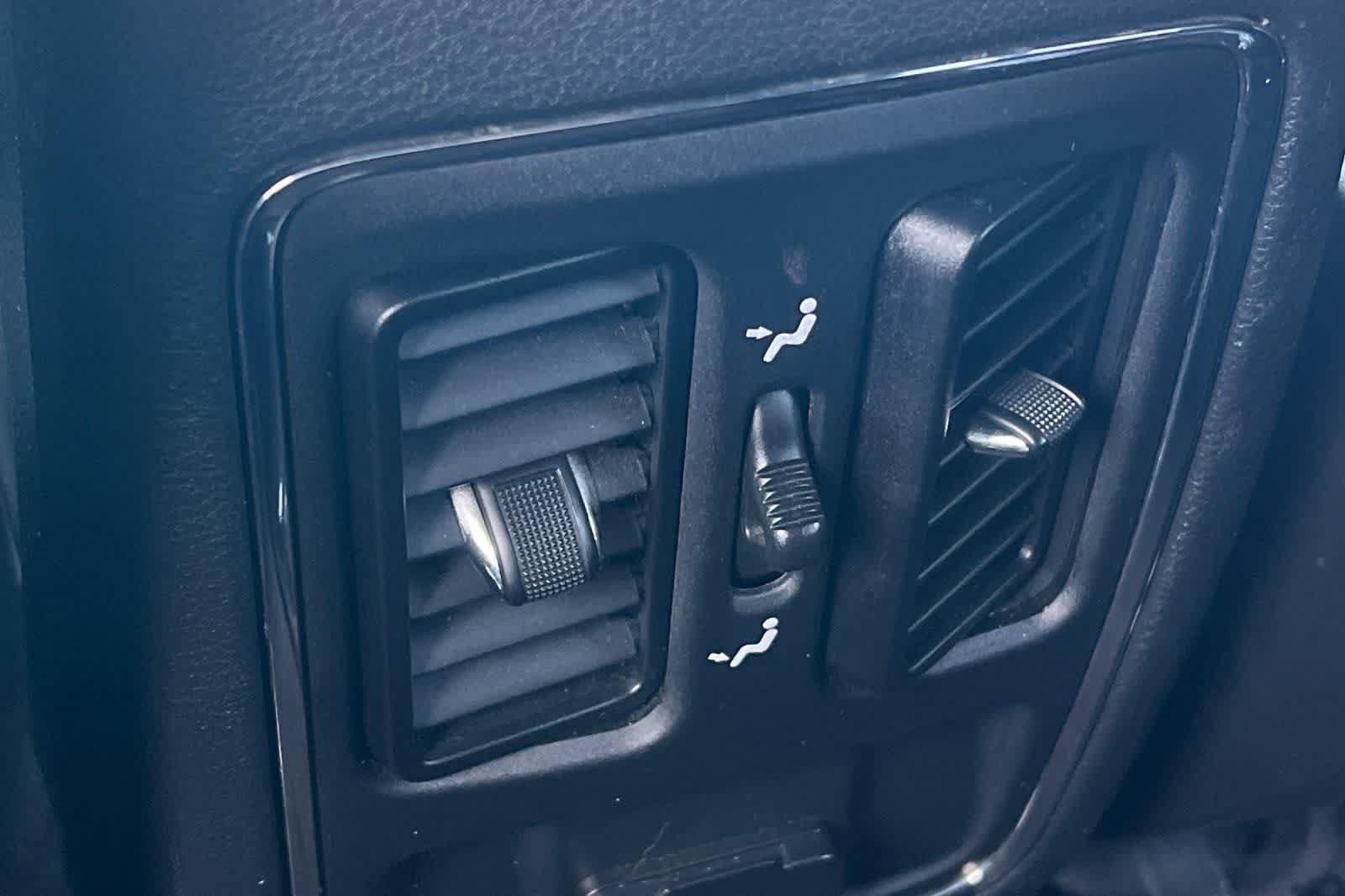 Used 2018 Jeep Grand Cherokee Altitude RWD image 15