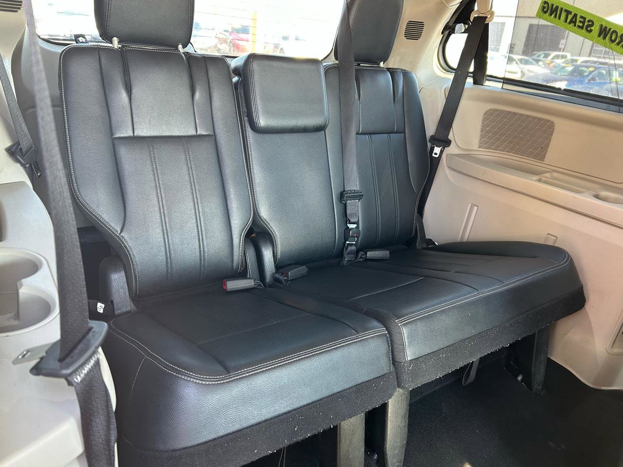 Used 2014 Chrysler Town & Country Touring-L w/ Driver Convenience Group image 13