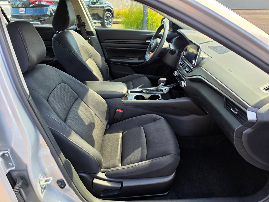 Used 2024 Nissan Altima 2.5 SV FWD image 11