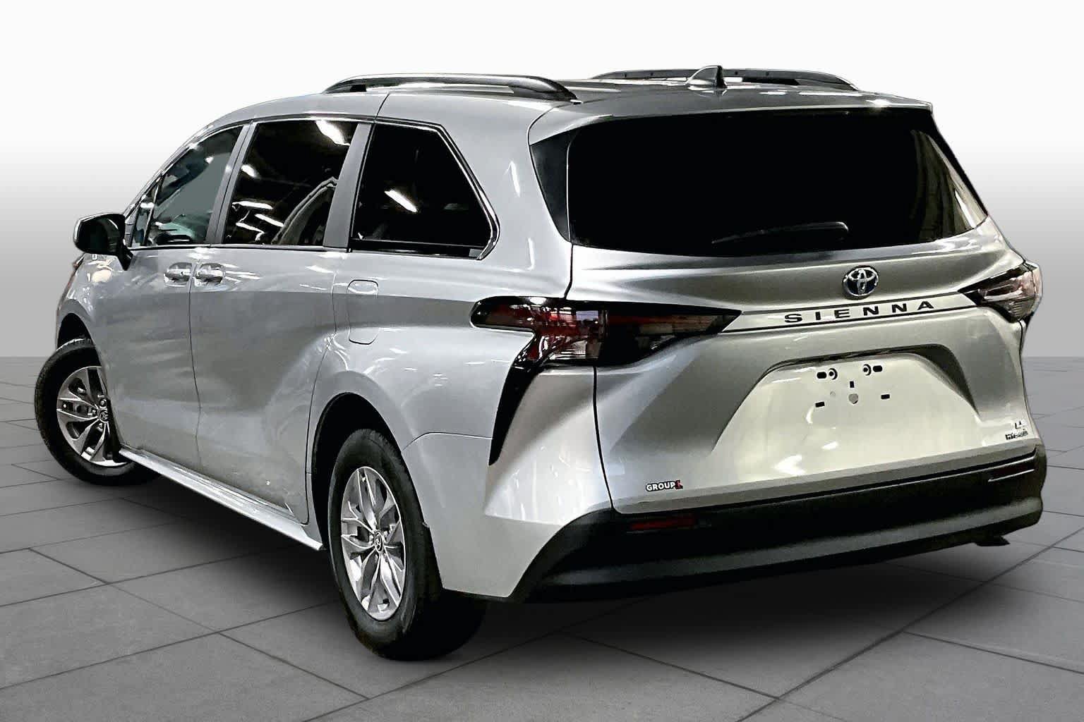 Used 2024 Toyota Sienna LE FWD image 12