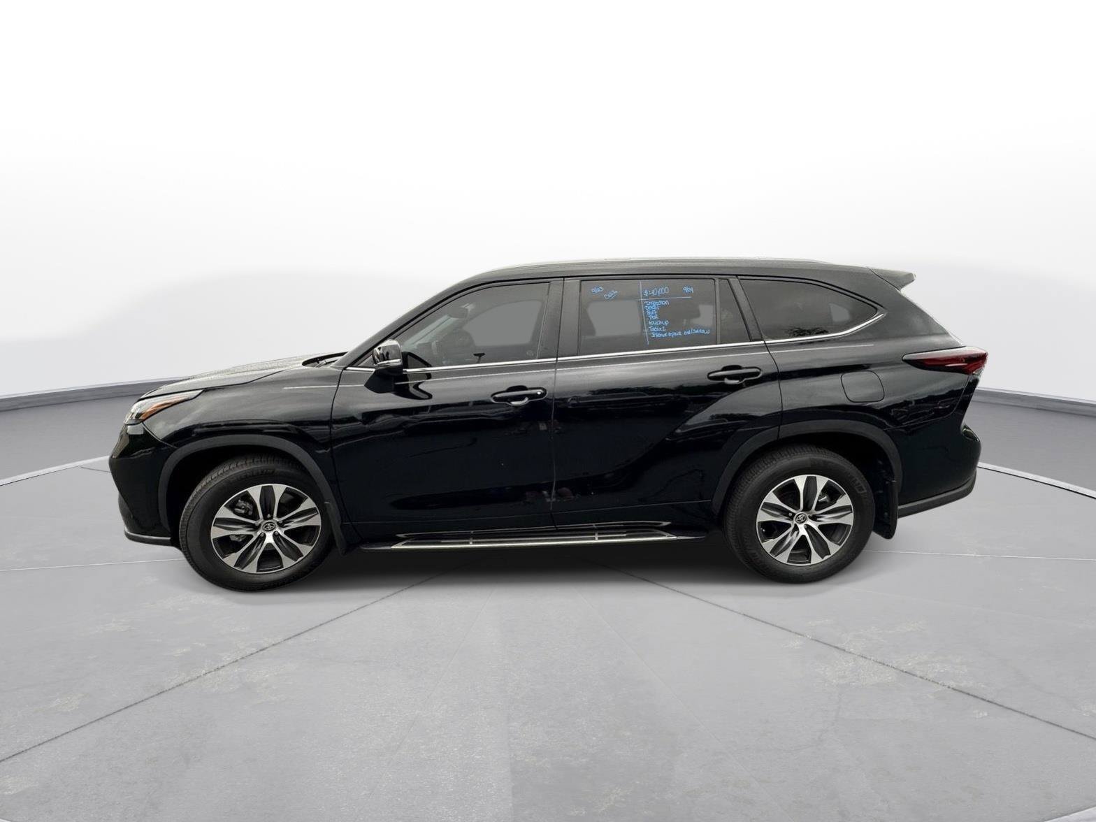 Used 2024 Toyota Highlander XLE AWD/4WD image 9